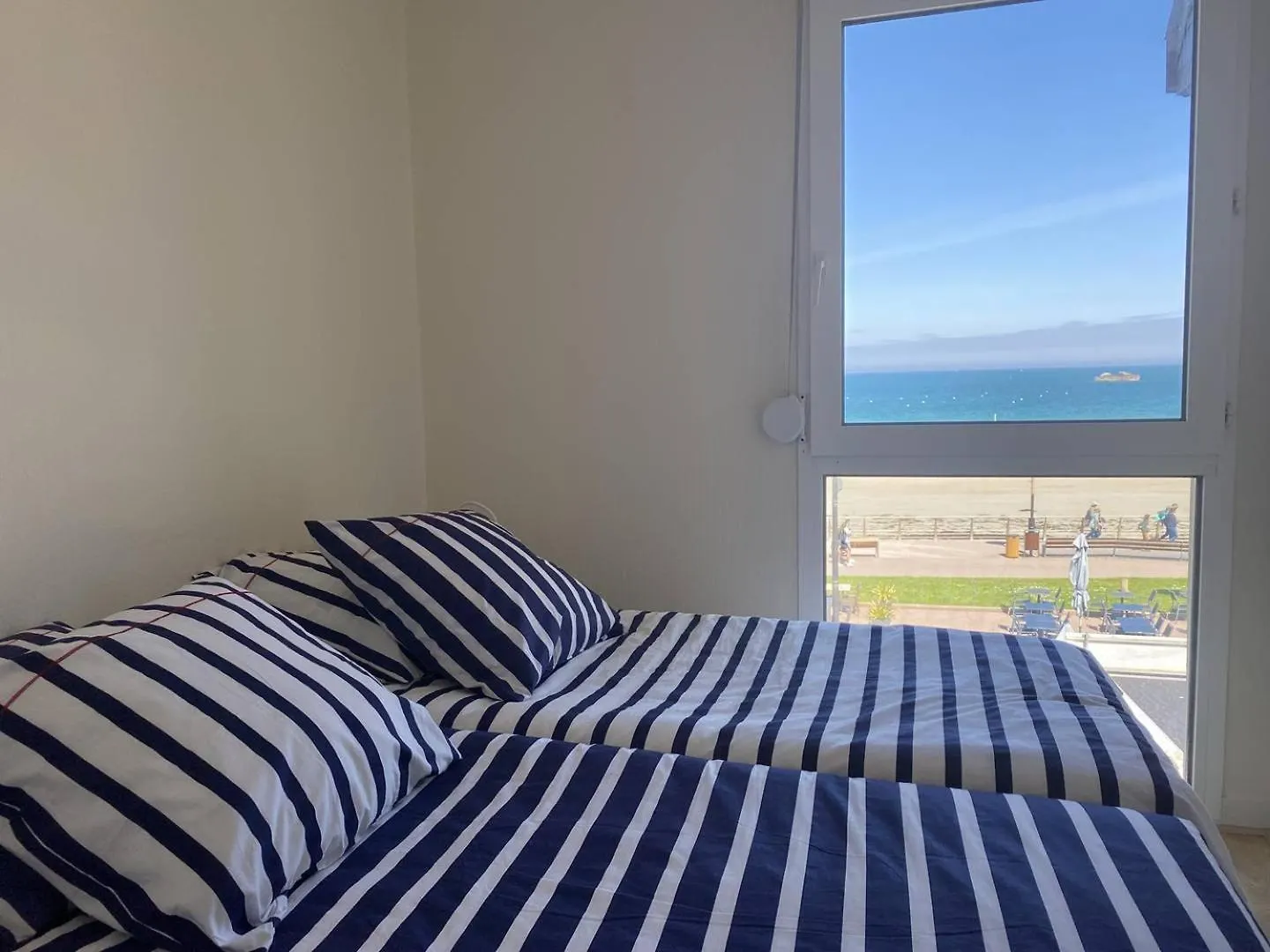Appartement Vue Mer Exceptionnelle Plage De Trestraou A Perros-Guirec - Ref 503